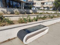 Convorbire cu taxă inversă Autor: Dan MIHĂESCU/Instantaneu citadin Piațeta Dacia din Constanța