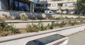 Convorbire cu taxă inversă Autor: Dan MIHĂESCU/Instantaneu citadin Piațeta Dacia din Constanța