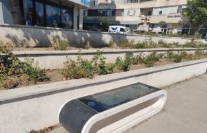 Convorbire cu taxă inversă Autor: Dan MIHĂESCU/Instantaneu citadin Piațeta Dacia din Constanța