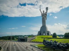 Ucrainele! Coperta:Statuia Patriei Mamă, Muzeul de Istorie al celui de-al Doilea Război Mondial, Kiev