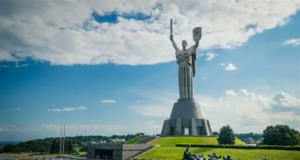 Ucrainele! Coperta:Statuia Patriei Mamă, Muzeul de Istorie al celui de-al Doilea Război Mondial, Kiev