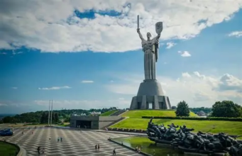Ucrainele! Coperta:Statuia Patriei Mamă, Muzeul de Istorie al celui de-al Doilea Război Mondial, Kiev