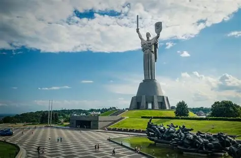 Coperta:Statuia Patriei Mamă, Muzeul de Istorie al celui de-al Doilea Război Mondial, Kiev Coperta:Statuia Patriei Mamă, Muzeul de Istorie al celui de-al Doilea Război Mondial, Kiev
